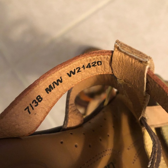 Born leather Sandal. Multi colors size 7. - Picture 7 of 7